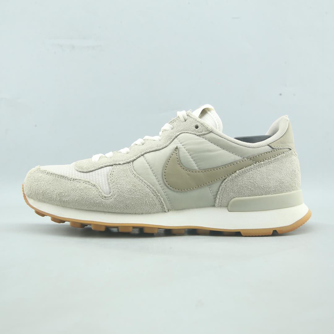 NIKE INTERNATIONALIST