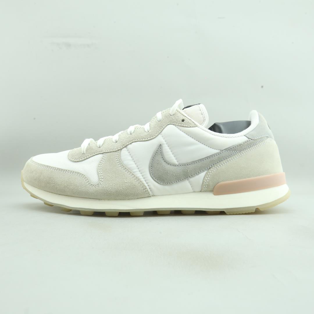 NIKE INTERNATIONALIST