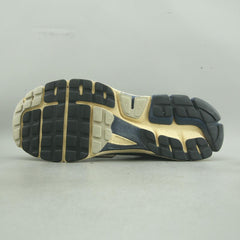NIKE  ZOOM VOMERO 5