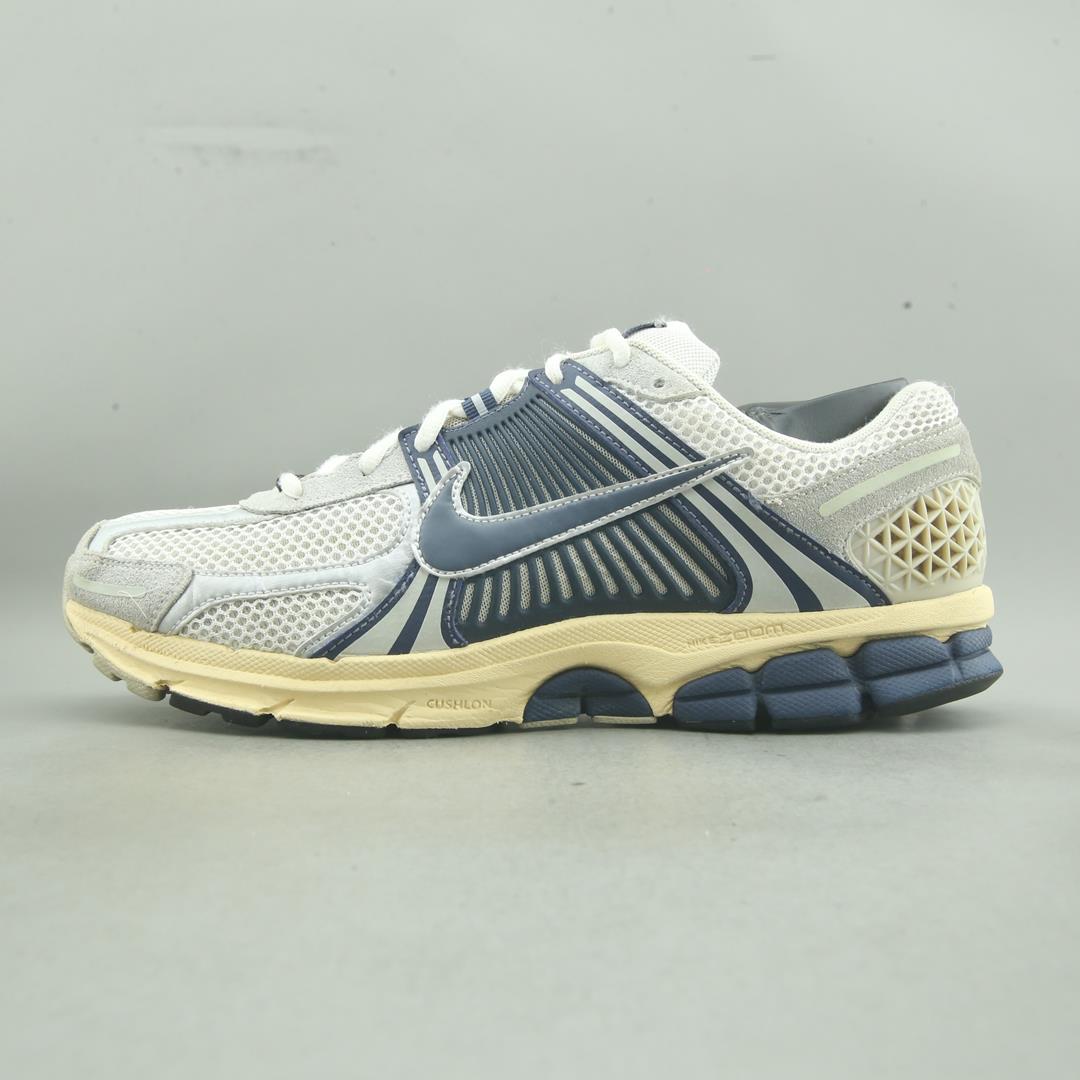 NIKE  ZOOM VOMERO 5