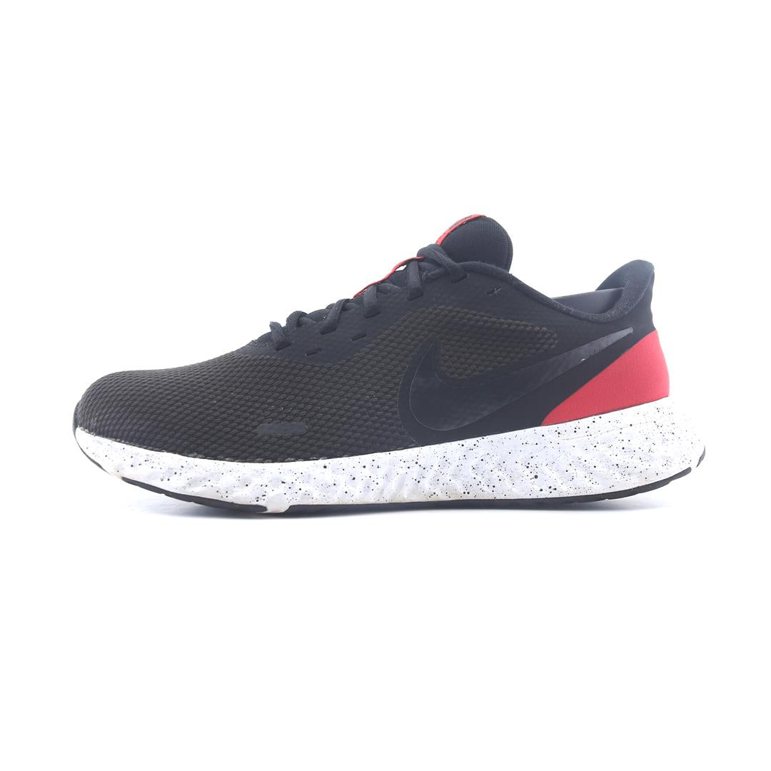 NIKE REVOLUTION 5